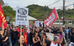 servidores-de-caraguatatuba-fazem-greve-de-24-horas-por-reajuste-salarial-de-15
