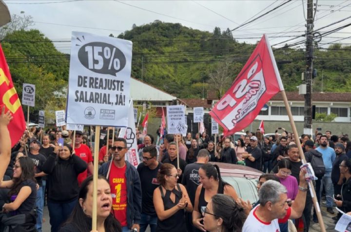 servidores-de-caraguatatuba-fazem-greve-de-24-horas-por-reajuste-salarial-de-15