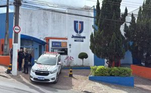 criminosos-armados-invadem-escola-particular-e-rendem-funcionarios-em-sao-jose