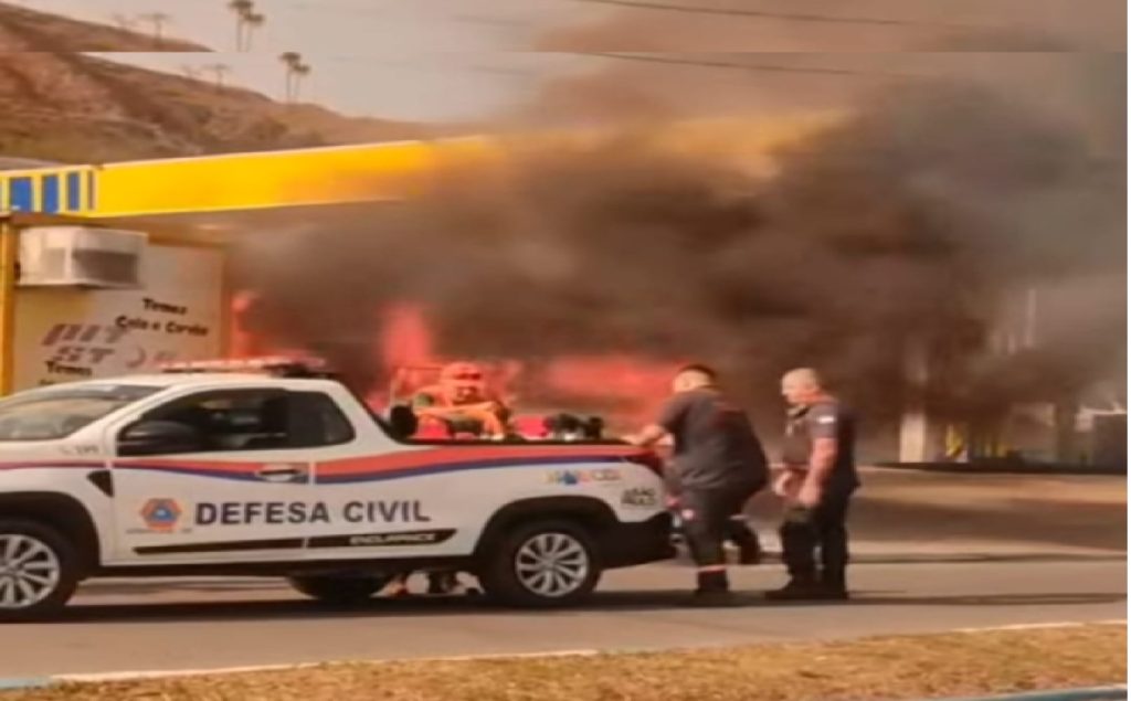 defesa-civil-age-rapidamente-em-incendio-de-veiculo-em-aparecida