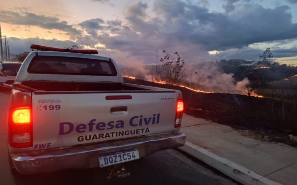 defesa-civil-de-guaratingueta-combate-grande-queimada-na-avenida-agustin-soliva