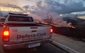 defesa-civil-de-guaratingueta-combate-grande-queimada-na-avenida-agustin-soliva