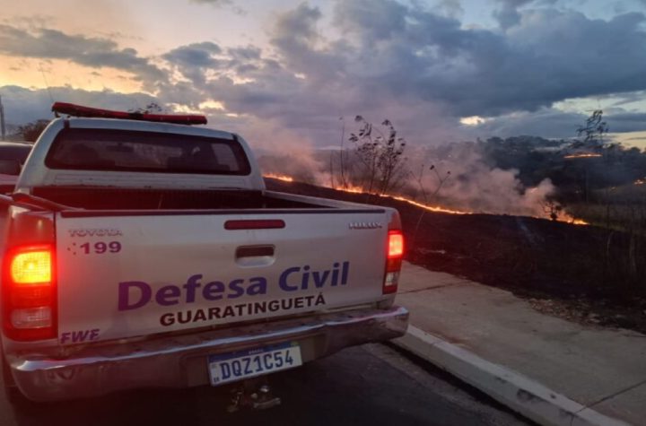 defesa-civil-de-guaratingueta-combate-grande-queimada-na-avenida-agustin-soliva