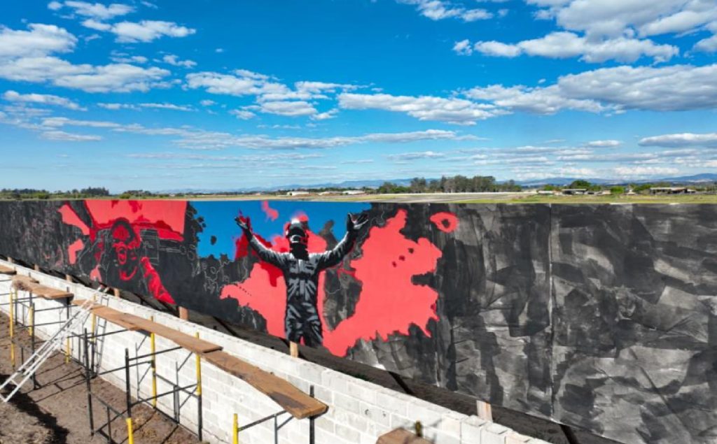 dez-artistas-dao-cor-ao-autodromo-de-tremembe-com-mural-de-400-metros