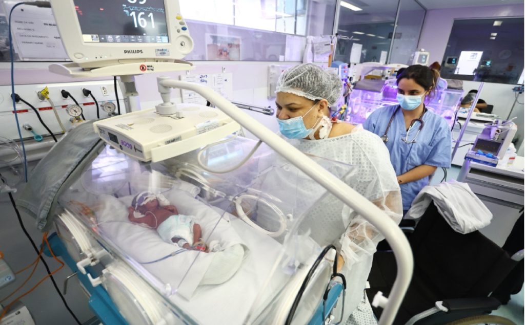 encontro-emocionante-entre-mae-e-filha-prematura-marca-momento-especial-em-hospital-de-sao-jose-dos-campos