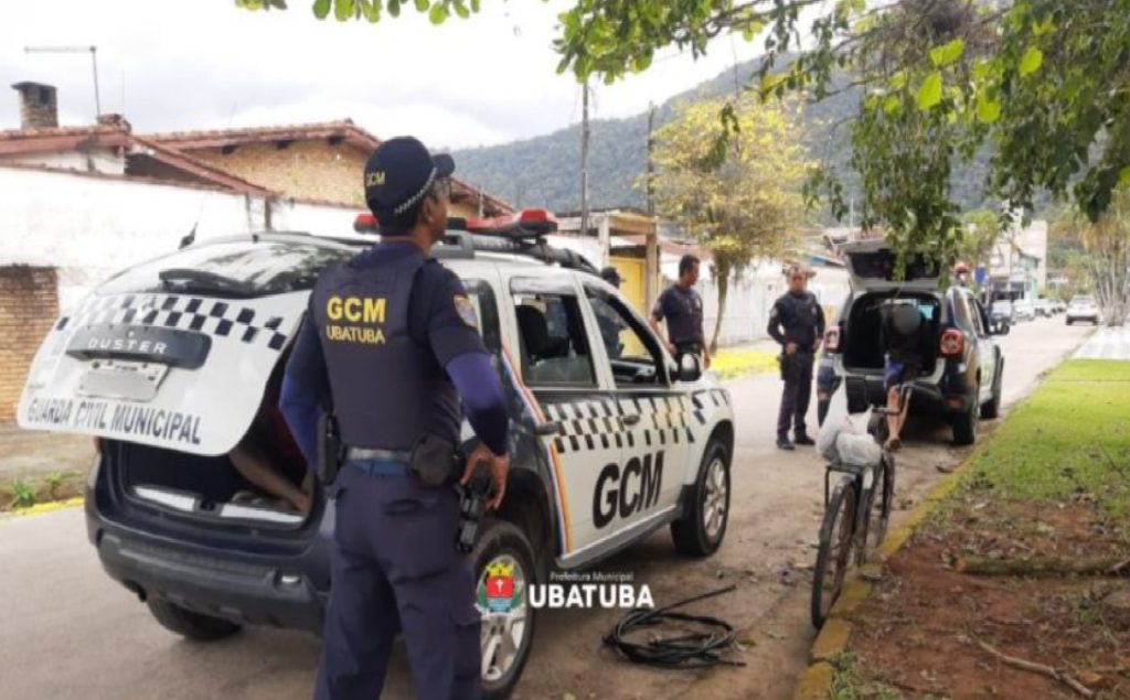 gcm-apreende-suspeitos-por-furto-de-cabos-de-energia-no-pereque-acu-em-ubatuba