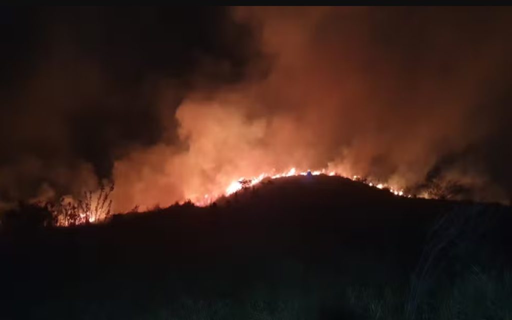 incendio-atinge-area-de-mata-no-bairro-piracangagua-em-taubate