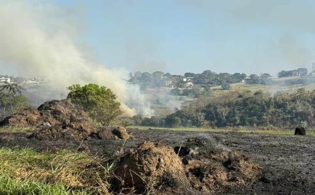 incendio-em-area-de-mata-mobiliza-defesa-civil-e-bombeiros-em-cacapava-ha-mais-de-14-horas