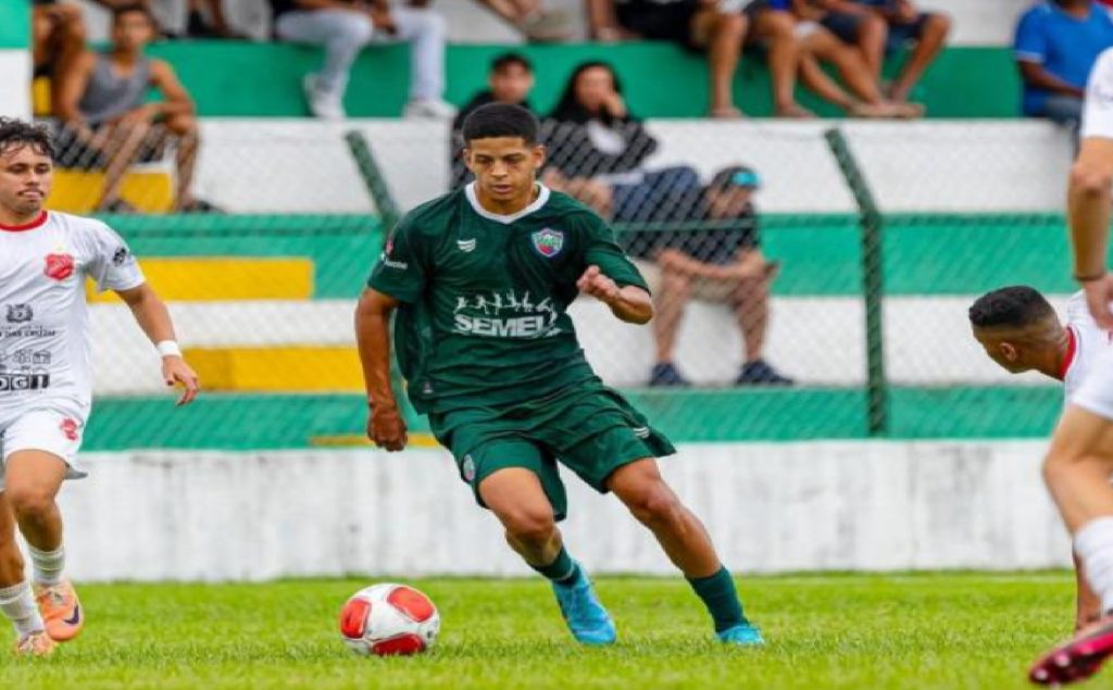 jovem-de-pindamonhangaba-assina-com-a-chapecoense-e-segue-carreira-no-futebol-nacional