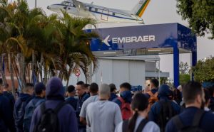 metalurgicos-da-embraer-em-sao-jose-dos-campos-rejeitam-proposta-e-aprovam-aviso-de-greve