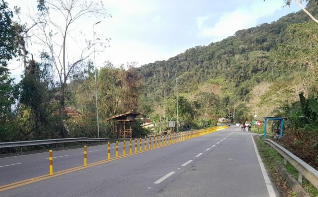 riosp-instala-balizadores-na-rio-santos-em-ubatuba-para-aumentar-seguranca-viaria