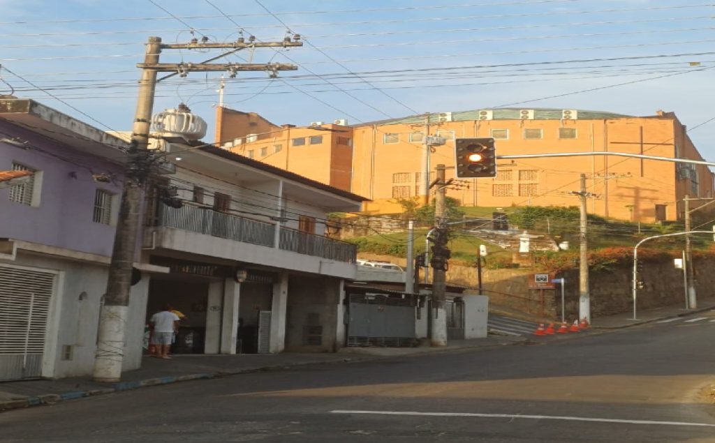 santa-isabel-instala-novo-semaforo-inteligente-em-fase-de-testes-no-cruzamento-da-rua-padre-leonidas