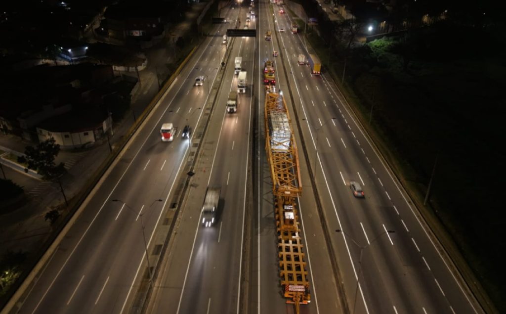 supercargas-avancam-pela-via-dutra-e-seguem-em-direcao-ao-porto-de-itaguai
