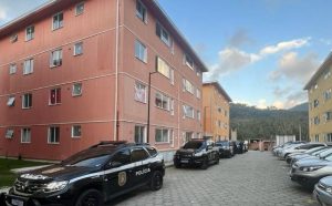 suspeito-de-tentativa-de-assalto-em-sao-sebastiao-pula-do-3o-andar-ao-tentar-fugir-da-policia