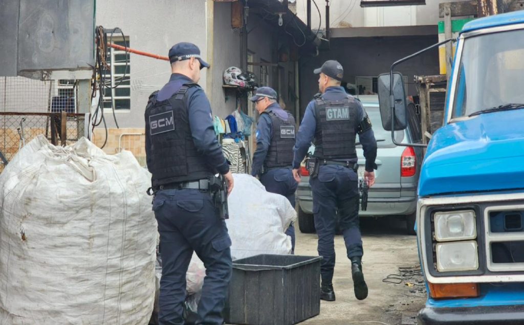 taubate-realiza-operacao-impacto-em-ferros-velhos-com-apoio-da-policia-militar-e-gcm