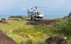 turista-e-resgatada-pelo-helicoptero-aguia-apos-queda-em-cachoeira-de-ilhabela