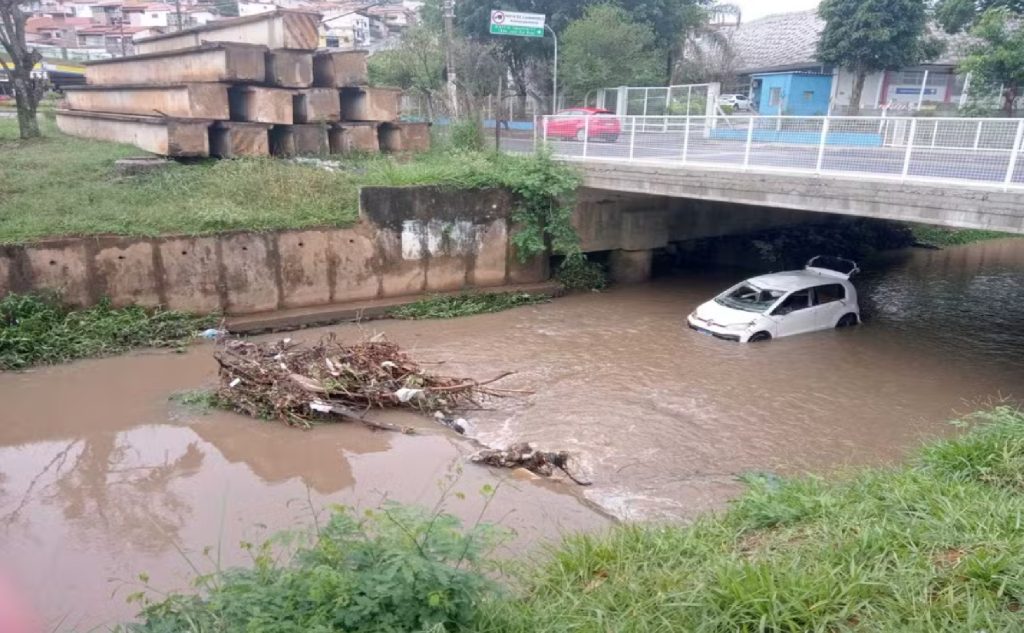 carro-cai-em-rio-e-deixa-duas-pessoas-feridas-em-braganca-paulista