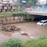 carro-cai-em-rio-e-deixa-duas-pessoas-feridas-em-braganca-paulista
