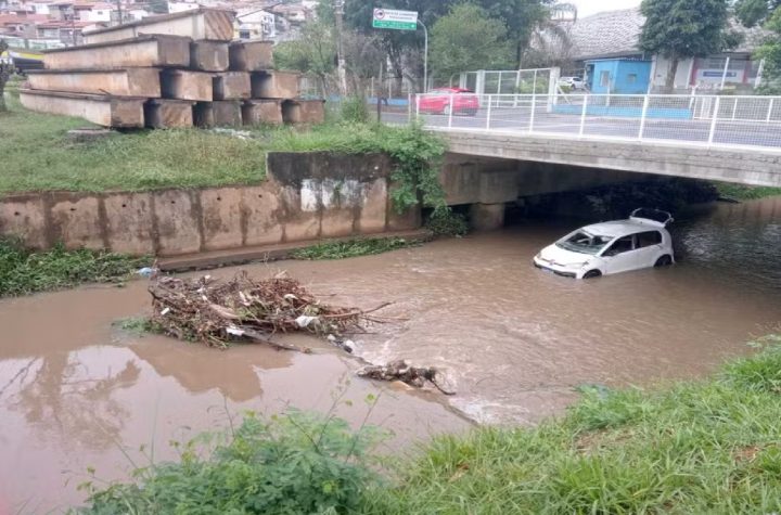 carro-cai-em-rio-e-deixa-duas-pessoas-feridas-em-braganca-paulista