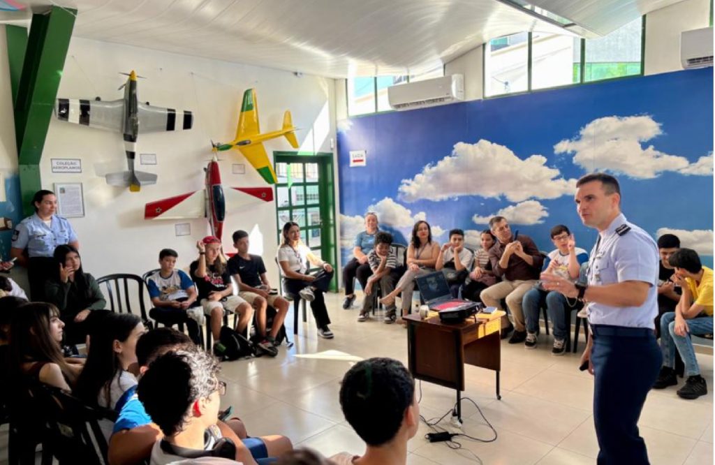 estudantes-de-sao-jose-conhecem-o-universo-da-aviacao-no-projeto-decolar