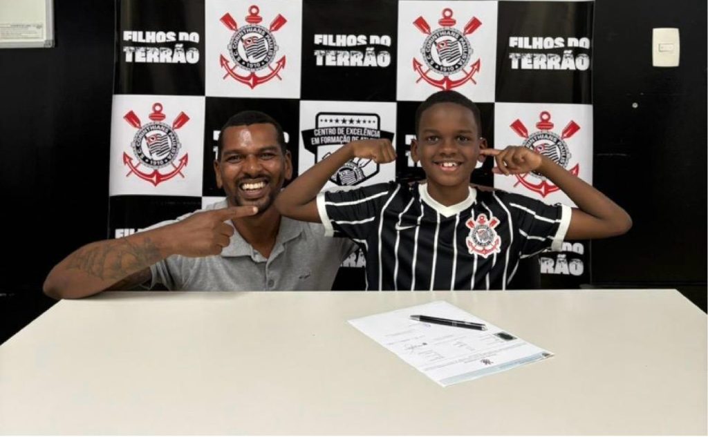 jovem-de-sao-sebastiao-assina-com-o-corinthians-e-da-inicio-a-carreira-no-futebol