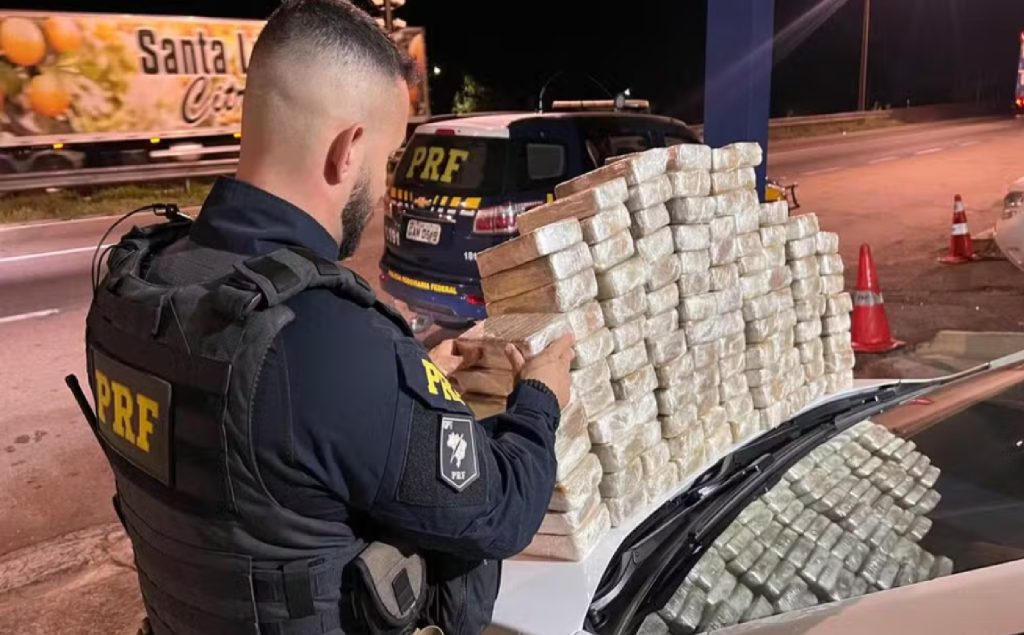 motorista-e-preso-com-mais-de-100-tabletes-de-cocaina-na-dutra-em-cacapava