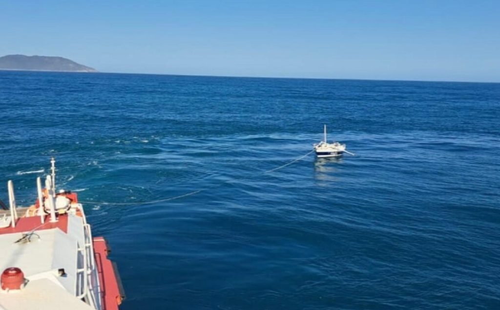 operacao-integrada-resgata-tres-pessoas-a-deriva-em-alto-mar-em-ubatuba