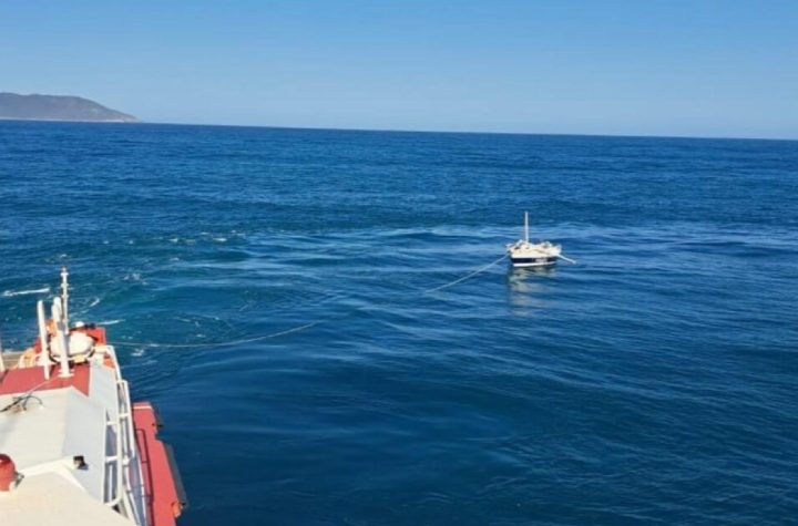 operacao-integrada-resgata-tres-pessoas-a-deriva-em-alto-mar-em-ubatuba