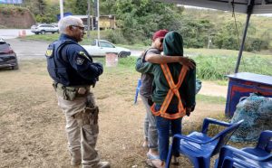 prf-promove-reencontro-entre-pai-e-filho-as-margens-da-dutra-durante-operacao-aparecida-2025