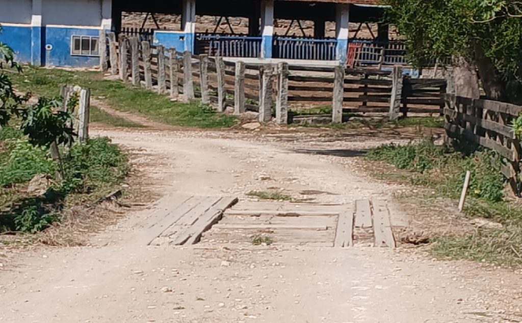 sao-luiz-do-paraitinga-realiza-manutencao-em-ponte-rural-no-bairro-rio-claro