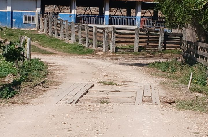 sao-luiz-do-paraitinga-realiza-manutencao-em-ponte-rural-no-bairro-rio-claro