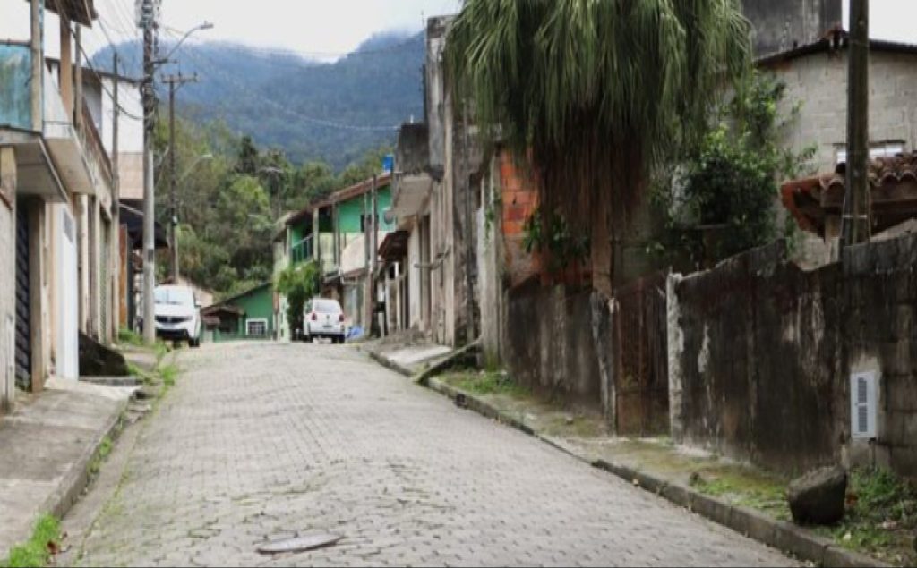 tecnicos-do-programa-cidade-legal-vistoriaram-rio-do-ouro-em-caraguatatuba-para-regularizacao-fundiaria