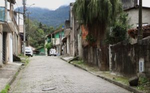 tecnicos-do-programa-cidade-legal-vistoriaram-rio-do-ouro-em-caraguatatuba-para-regularizacao-fundiaria
