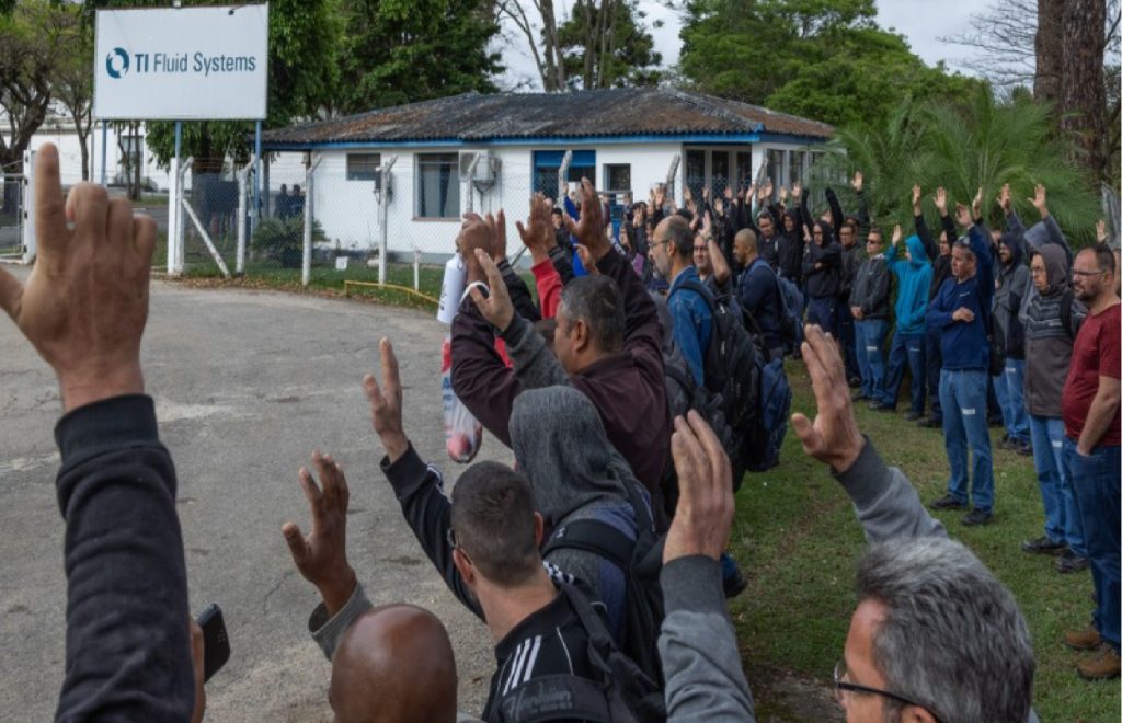trabalhadores-da-ti-automotive-em-sao-jose-dos-campos-realizam-paralisacao-e-aprovam-aviso-de-greve