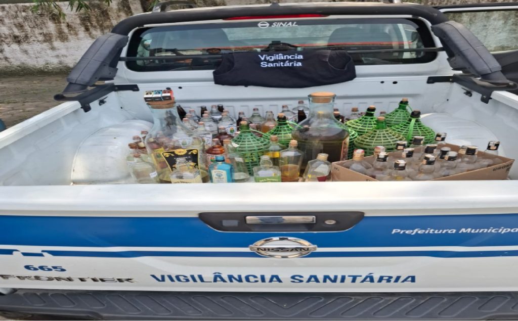 vigilancia-sanitaria-de-caraguatatuba-apreende-e-descarta-mais-de-100-litros-de-bebidas-sem-procedencia