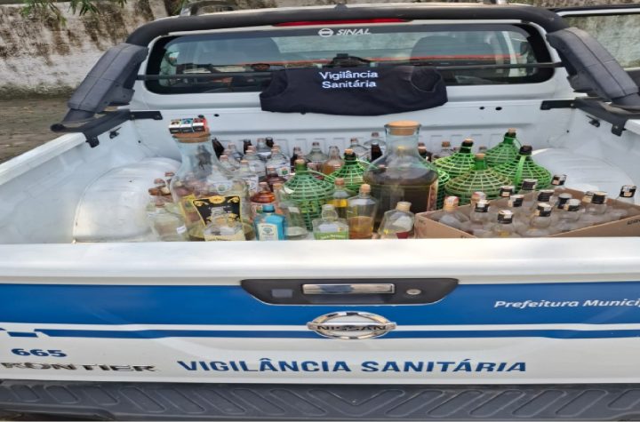 vigilancia-sanitaria-de-caraguatatuba-apreende-e-descarta-mais-de-100-litros-de-bebidas-sem-procedencia