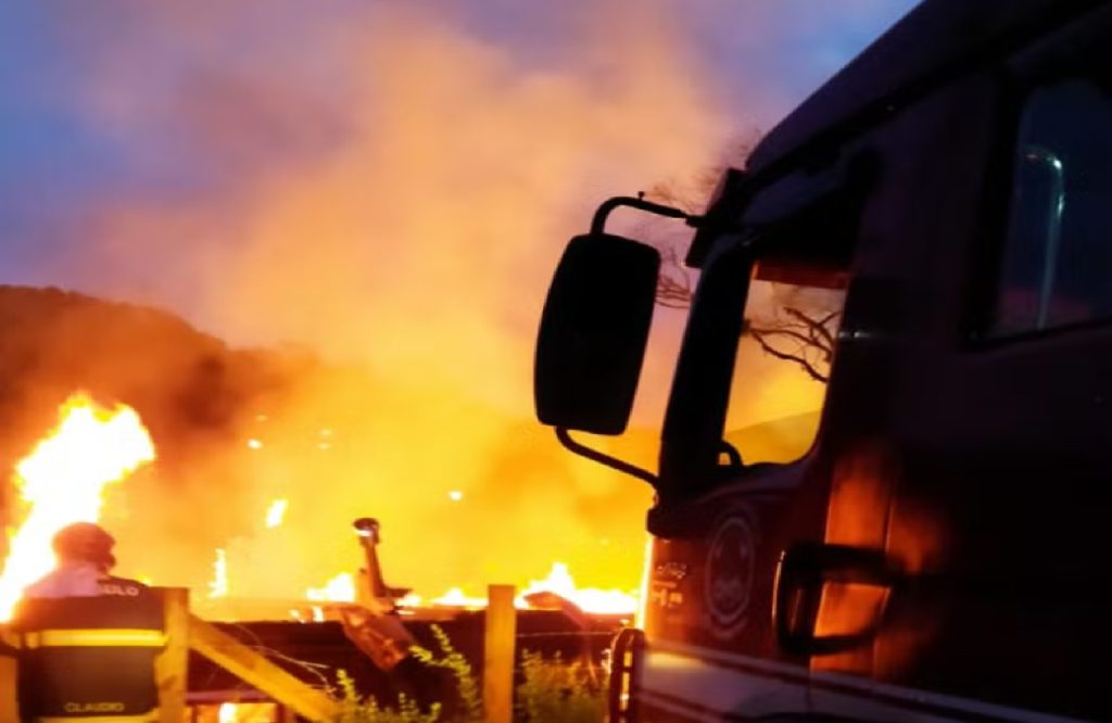 campos-do-jordao-casa-de-alto-padrao-pega-fogo-na-vila-natal-e-mobiliza-bombeiros