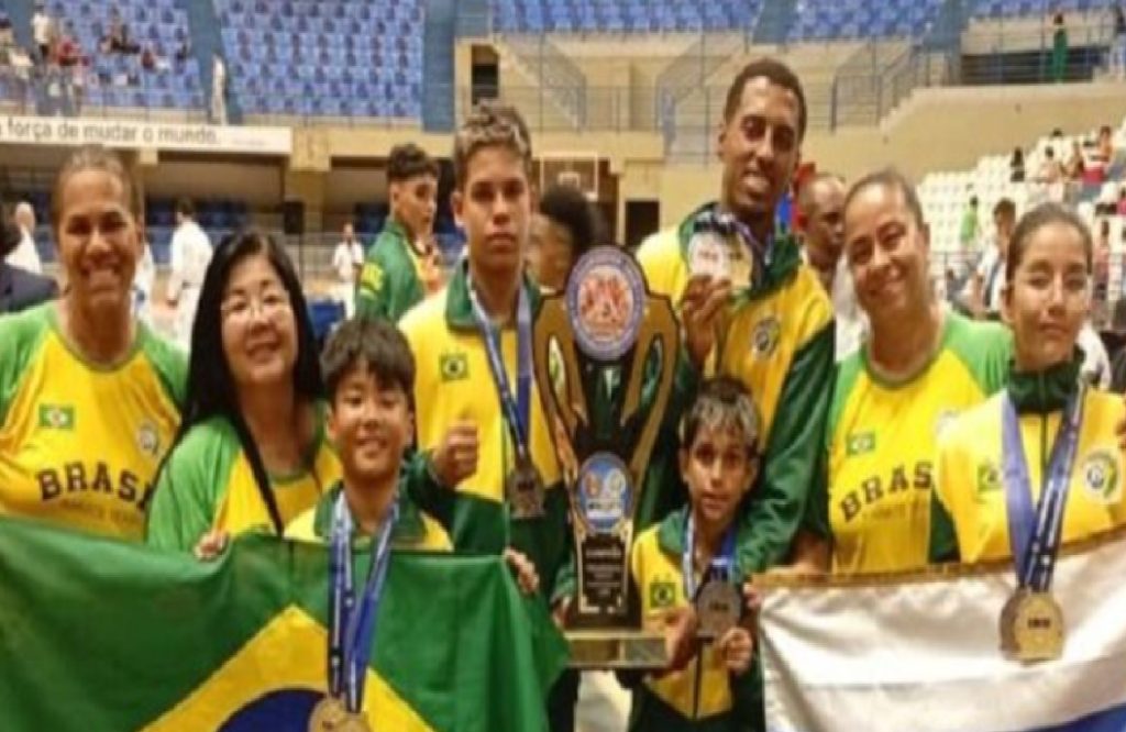Caraguatatuba teve destaque no cenário internacional do karatê ao conquistar 10 medalhas no Pan-Americano Open Karatê Championship 2025, realizado entre 20 e 23 de novembro no Ginásio Nélio Dias, em Natal (RN). O evento, promovido pela IKU – International Karatê Union, reuniu cerca de 500 atletas de oito países, incluindo Brasil, Argentina, Chile, México, Peru, Itália, Japão e República Dominicana. A delegação de Caraguatatuba encerrou a competição com cinco medalhas de ouro, duas de prata e três de bronze. Representaram o município os atletas Gustavo Luiz de Jesus (9 anos), Kenzo Ferreira Toguchi (10 anos), Samara Faustino Aranha Lino (11 anos), Jasmim Orizo (10 anos), Bernardo Luiz de Jesus (13 anos) e David Daniel Silva de Carvalho (20 anos). Todos se classificaram após etapas do Campeonato Brasileiro de Karatê realizadas em Taubaté e Campo Grande, e integram projetos sociais do município. Entre os destaques, David Daniel Silva de Carvalho, faixa preta de 20 anos, garantiu ouro por equipe e prata no shiai individual. Já Kenzo Ferreira Toguchi, de 10 anos e faixa verde, conquistou duas medalhas de ouro — uma no kata e outra por equipe — sendo considerado o principal nome da equipe caraguatatubense nesta edição pelo desempenho técnico e constância nos treinos. Bernardo Luiz de Jesus, de 13 anos e faixa verde, levou ouro por equipe e bronze no shiai. Samara Faustino Aranha Lino, de 11 anos e faixa verde, também assegurou ouro por equipe e bronze no kata. Gustavo Luiz de Jesus, de 9 anos e faixa verde, conquistou bronze no kata. Na categoria Sub-10 feminino, Jasmim Orizo obteve o 5º lugar no kata e 7º lugar no shiai kumite, além de garantir a prata por equipe no shiai kumite Sub-11 sem limite de faixa. A maioria dos atletas foi treinada pela Sensei Maria do Carmo, com exceção de Jasmim Orizo, que se preparou com o Sensei Ângelo. Convocação para o Brasileiro 2026 O bom desempenho em Natal rendeu ainda a convocação de Gustavo Luiz de Jesus, Kenzo Ferreira Toguchi, Samara Faustino Aranha Lino, Bernardo Luiz de Jesus e David Daniel Silva de Carvalho para integrar a Seleção Paulista que disputará o Campeonato Brasileiro de 2026, programado para abril. Fonte: PMC Quer saber mais sobre o Vale do Paraíba, Litoral Norte e Serra da Mantiqueira? Acesse www.TodoVale.com.br e fique por dentro das boas notícias da nossa região. 📰 Todo Vale — porque a vida também é feita de boas notícias!