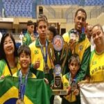 Caraguatatuba teve destaque no cenário internacional do karatê ao conquistar 10 medalhas no Pan-Americano Open Karatê Championship 2025, realizado entre 20 e 23 de novembro no Ginásio Nélio Dias, em Natal (RN). O evento, promovido pela IKU – International Karatê Union, reuniu cerca de 500 atletas de oito países, incluindo Brasil, Argentina, Chile, México, Peru, Itália, Japão e República Dominicana. A delegação de Caraguatatuba encerrou a competição com cinco medalhas de ouro, duas de prata e três de bronze. Representaram o município os atletas Gustavo Luiz de Jesus (9 anos), Kenzo Ferreira Toguchi (10 anos), Samara Faustino Aranha Lino (11 anos), Jasmim Orizo (10 anos), Bernardo Luiz de Jesus (13 anos) e David Daniel Silva de Carvalho (20 anos). Todos se classificaram após etapas do Campeonato Brasileiro de Karatê realizadas em Taubaté e Campo Grande, e integram projetos sociais do município. Entre os destaques, David Daniel Silva de Carvalho, faixa preta de 20 anos, garantiu ouro por equipe e prata no shiai individual. Já Kenzo Ferreira Toguchi, de 10 anos e faixa verde, conquistou duas medalhas de ouro — uma no kata e outra por equipe — sendo considerado o principal nome da equipe caraguatatubense nesta edição pelo desempenho técnico e constância nos treinos. Bernardo Luiz de Jesus, de 13 anos e faixa verde, levou ouro por equipe e bronze no shiai. Samara Faustino Aranha Lino, de 11 anos e faixa verde, também assegurou ouro por equipe e bronze no kata. Gustavo Luiz de Jesus, de 9 anos e faixa verde, conquistou bronze no kata. Na categoria Sub-10 feminino, Jasmim Orizo obteve o 5º lugar no kata e 7º lugar no shiai kumite, além de garantir a prata por equipe no shiai kumite Sub-11 sem limite de faixa. A maioria dos atletas foi treinada pela Sensei Maria do Carmo, com exceção de Jasmim Orizo, que se preparou com o Sensei Ângelo. Convocação para o Brasileiro 2026 O bom desempenho em Natal rendeu ainda a convocação de Gustavo Luiz de Jesus, Kenzo Ferreira Toguchi, Samara Faustino Aranha Lino, Bernardo Luiz de Jesus e David Daniel Silva de Carvalho para integrar a Seleção Paulista que disputará o Campeonato Brasileiro de 2026, programado para abril. Fonte: PMC Quer saber mais sobre o Vale do Paraíba, Litoral Norte e Serra da Mantiqueira? Acesse www.TodoVale.com.br e fique por dentro das boas notícias da nossa região. 📰 Todo Vale — porque a vida também é feita de boas notícias!