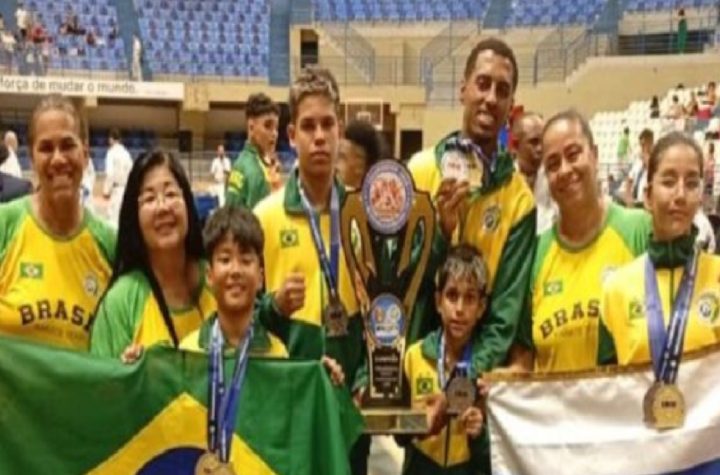 Caraguatatuba teve destaque no cenário internacional do karatê ao conquistar 10 medalhas no Pan-Americano Open Karatê Championship 2025, realizado entre 20 e 23 de novembro no Ginásio Nélio Dias, em Natal (RN). O evento, promovido pela IKU – International Karatê Union, reuniu cerca de 500 atletas de oito países, incluindo Brasil, Argentina, Chile, México, Peru, Itália, Japão e República Dominicana. A delegação de Caraguatatuba encerrou a competição com cinco medalhas de ouro, duas de prata e três de bronze. Representaram o município os atletas Gustavo Luiz de Jesus (9 anos), Kenzo Ferreira Toguchi (10 anos), Samara Faustino Aranha Lino (11 anos), Jasmim Orizo (10 anos), Bernardo Luiz de Jesus (13 anos) e David Daniel Silva de Carvalho (20 anos). Todos se classificaram após etapas do Campeonato Brasileiro de Karatê realizadas em Taubaté e Campo Grande, e integram projetos sociais do município. Entre os destaques, David Daniel Silva de Carvalho, faixa preta de 20 anos, garantiu ouro por equipe e prata no shiai individual. Já Kenzo Ferreira Toguchi, de 10 anos e faixa verde, conquistou duas medalhas de ouro — uma no kata e outra por equipe — sendo considerado o principal nome da equipe caraguatatubense nesta edição pelo desempenho técnico e constância nos treinos. Bernardo Luiz de Jesus, de 13 anos e faixa verde, levou ouro por equipe e bronze no shiai. Samara Faustino Aranha Lino, de 11 anos e faixa verde, também assegurou ouro por equipe e bronze no kata. Gustavo Luiz de Jesus, de 9 anos e faixa verde, conquistou bronze no kata. Na categoria Sub-10 feminino, Jasmim Orizo obteve o 5º lugar no kata e 7º lugar no shiai kumite, além de garantir a prata por equipe no shiai kumite Sub-11 sem limite de faixa. A maioria dos atletas foi treinada pela Sensei Maria do Carmo, com exceção de Jasmim Orizo, que se preparou com o Sensei Ângelo. Convocação para o Brasileiro 2026 O bom desempenho em Natal rendeu ainda a convocação de Gustavo Luiz de Jesus, Kenzo Ferreira Toguchi, Samara Faustino Aranha Lino, Bernardo Luiz de Jesus e David Daniel Silva de Carvalho para integrar a Seleção Paulista que disputará o Campeonato Brasileiro de 2026, programado para abril. Fonte: PMC Quer saber mais sobre o Vale do Paraíba, Litoral Norte e Serra da Mantiqueira? Acesse www.TodoVale.com.br e fique por dentro das boas notícias da nossa região. 📰 Todo Vale — porque a vida também é feita de boas notícias!
