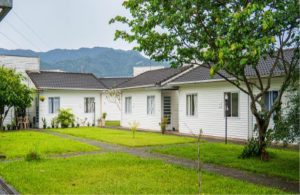 caraguatatuba-entrega-termos-de-concessao-a-idosos-da-vila-dignidade