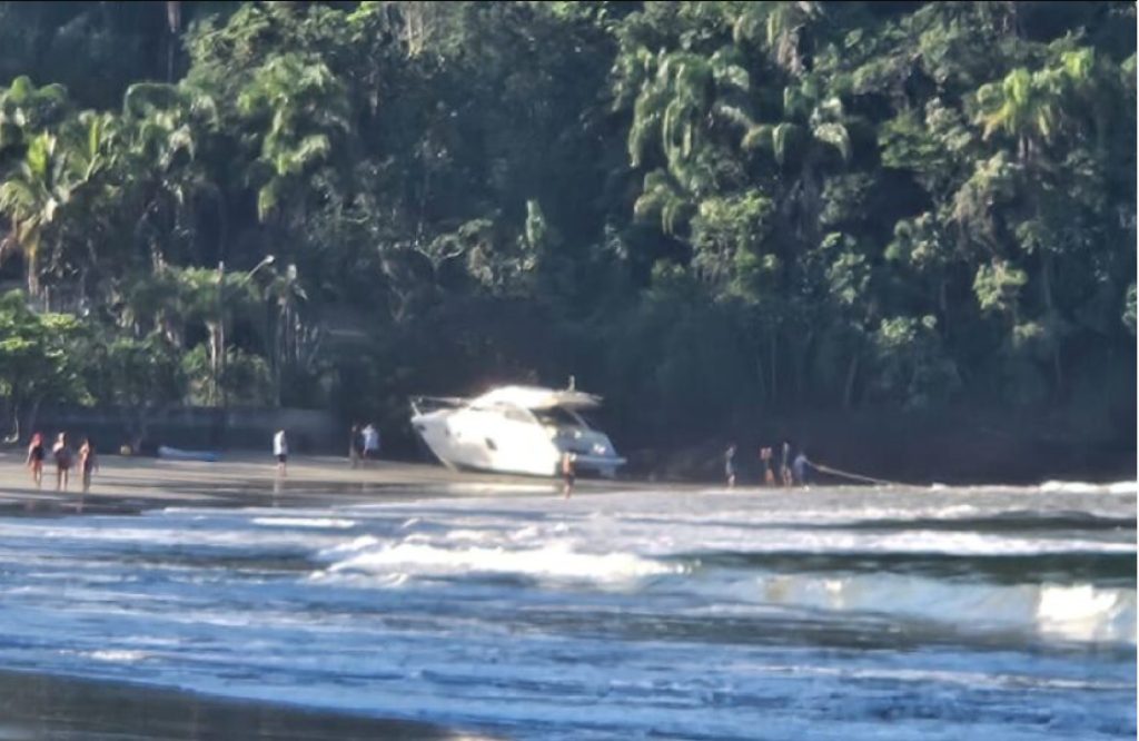 embarcacao-encalha-na-praia-do-lazaro-durante-ressaca-em-ubatuba