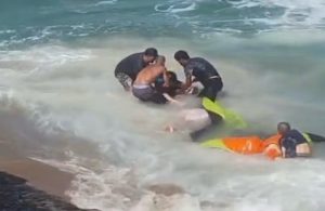 pilota-e-resgatada-apos-queda-de-parapente-no-mar-em-caraguatatuba