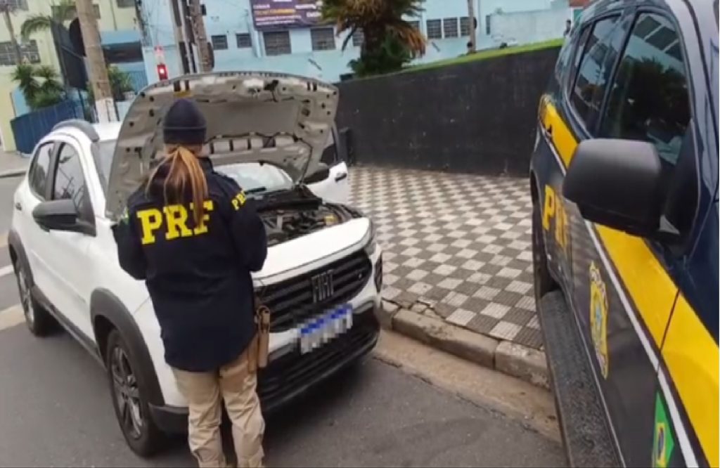 prf-recupera-carro-roubado-na-dutra-em-jacarei