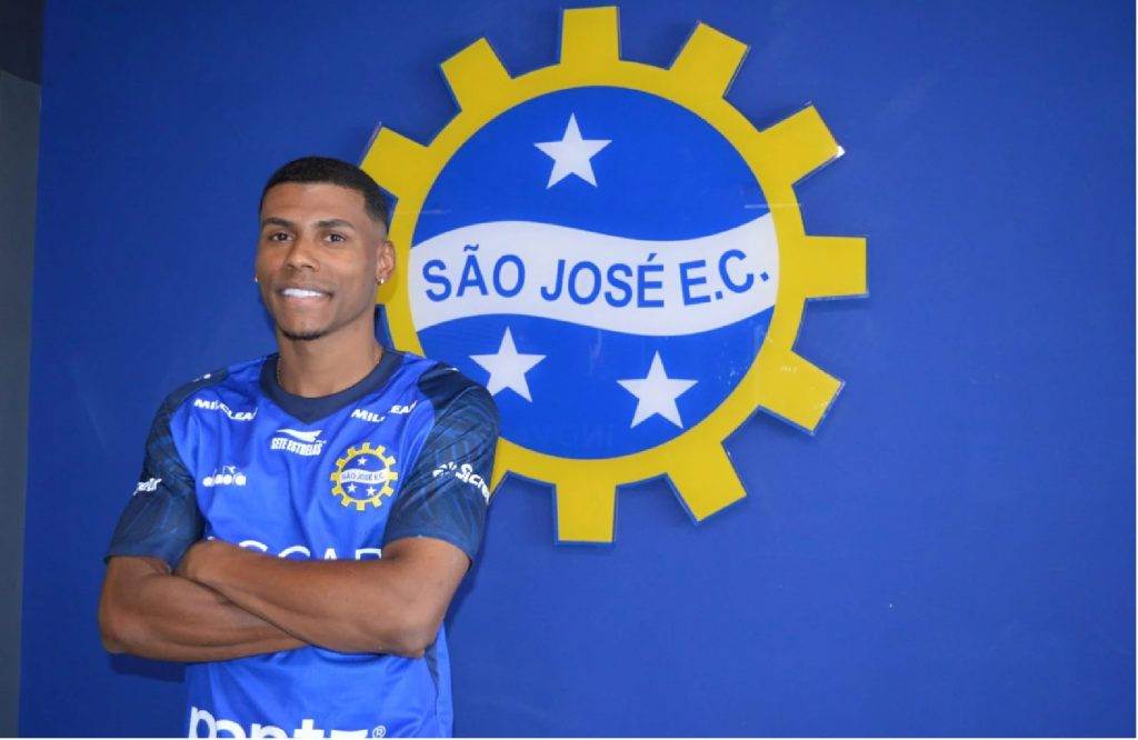 sao-jose-apresenta-lateral-esquerdo-carlos-henrique-para-o-paulistao-a2-de-2026