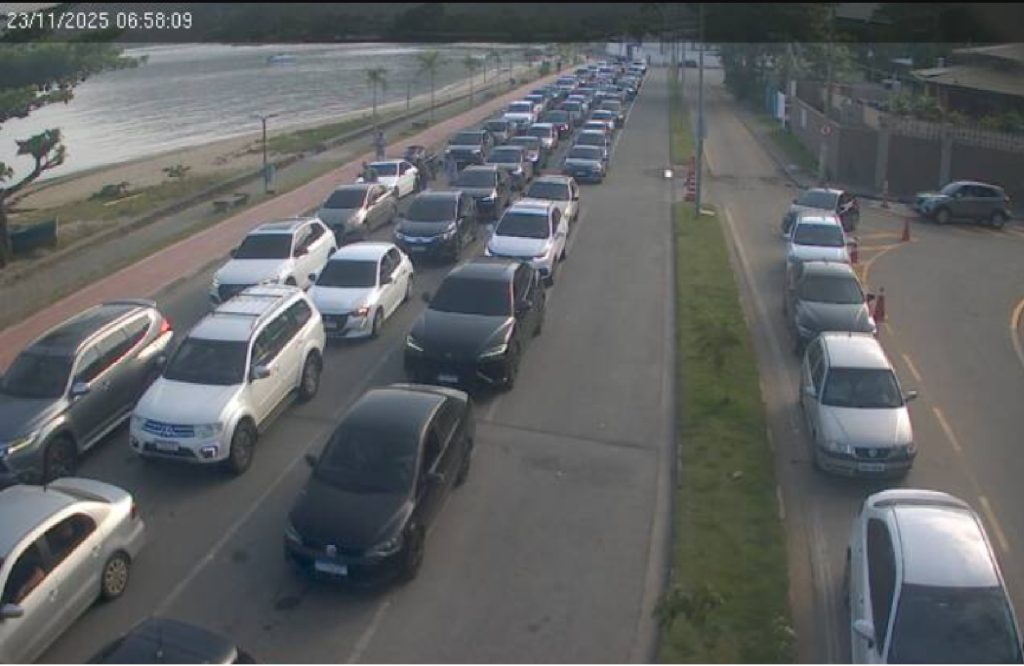 volta-do-feriadao-no-litoral-norte-ja-registra-120-minutos-de-espera-na-balsa-de-ilhabela-nesta-manha