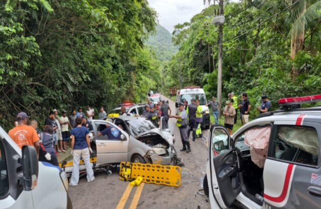 Acidente entre viatura e carro interdita rodovia Rio-Santos em São Sebastião