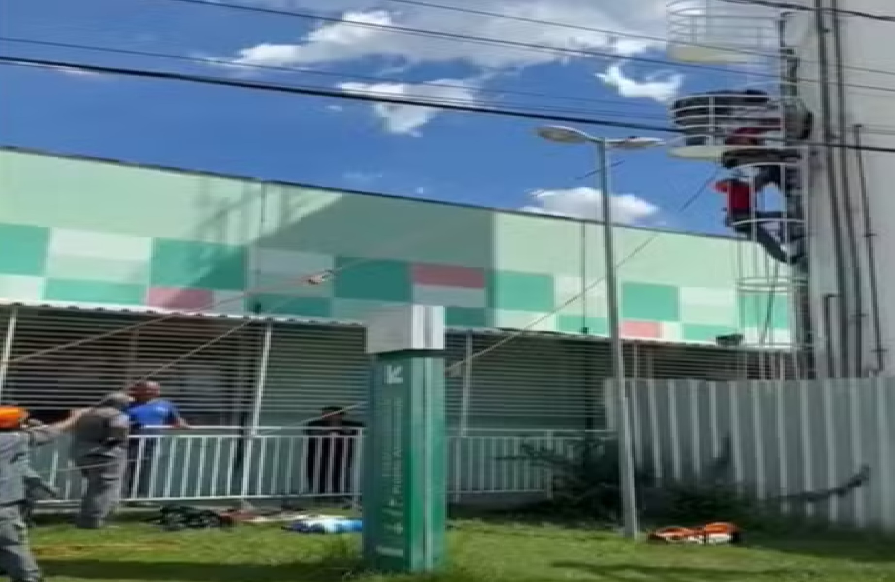 Bombeiros resgatam dois trabalhadores em caixa d’água da UPA em Jacareí