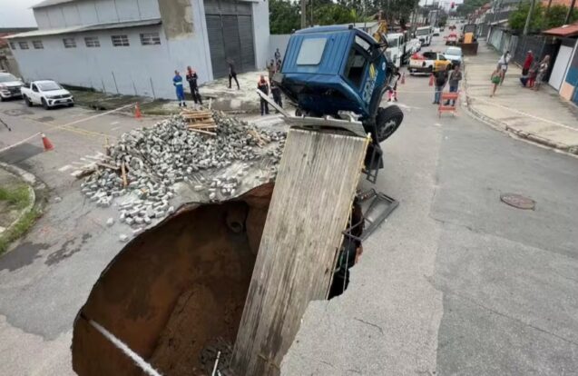 Caminhão cai em cratera e rua é parcialmente interditada em São José dos Campos