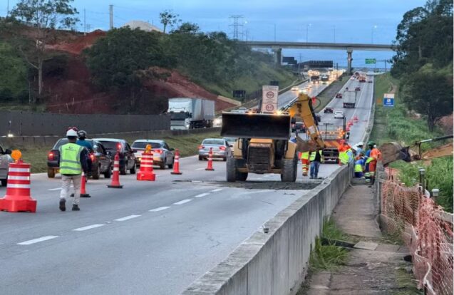 Chuva provoca erosão e interdita trecho da Via Dutra em São José dos Campos